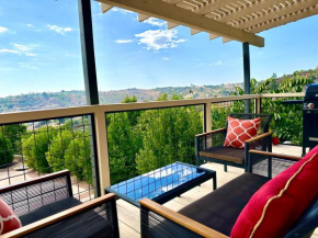 Hilltop Penthouse Cottage with Sweeping Views